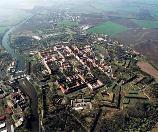 PAMÁTNÍK TEREZÍN A JEHO SLUŽBY NÁVŠTĚVNÍKŮM Objekty a areály spravované Památníkem Terezín představují ojedinělý muzejní komplex, který je každoročně cílem statisíců lidí.