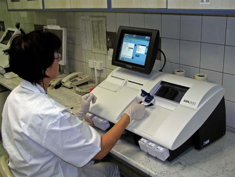 Metabolické a respirační poruchy acidobazické rovnováhy Vlastní měření acidobazické rovnováhy a krevních plynů Měření na analyzátorech acidobazické rovnováhy a krevních plynů v komůrce vyhřívané na