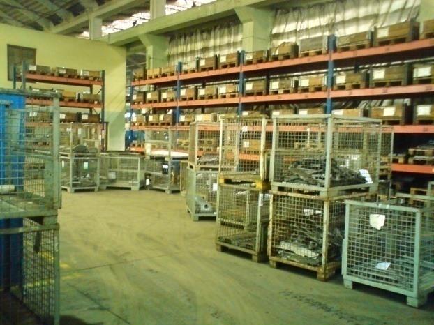 A to zejména v ranních hodinách, nebo v pátek, kdy je naváţeno větší mnoţství materiálu pro výrobu o víkendu, je zaskládán nejrůznějšími přepravkami s materiálem.