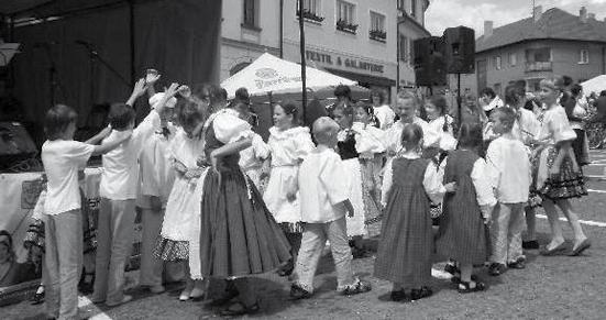 MLADÉ BÍTEŠSKO TROCHU JINAK Přehlídka bítešských dětských folklorních skupin z mateřských škol a základní školy se po roce uskutečnila v neděli 19. června 2011.