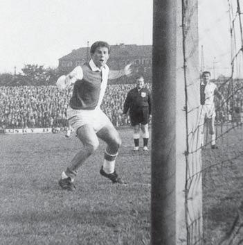 Neodmyslitelně patří do renesanční sestavy Slavie, co našim barvám navrátila první ligu (1965) a dala zblízka pohlédnout i na možný titul mistra (1966).