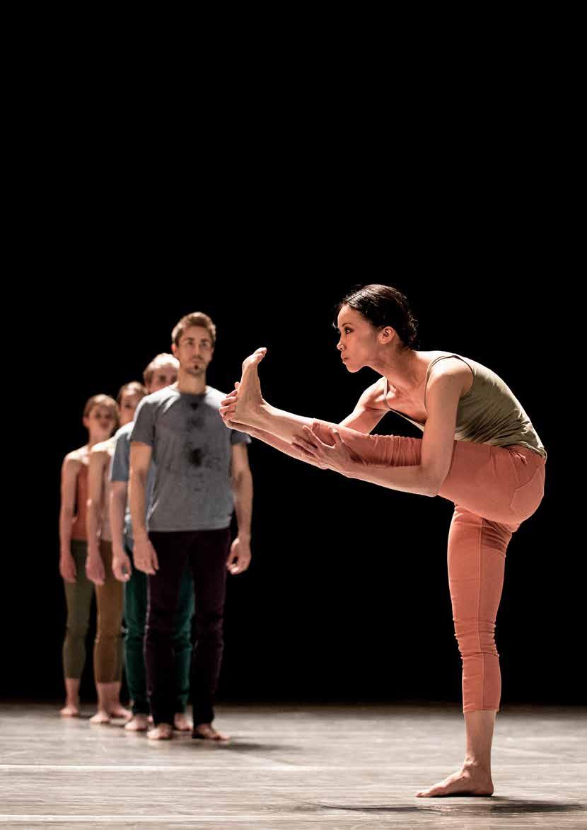 Balet Umělecký šéf: FILIP BARANKIEWICZ OHAD NAHARIN: decadance Tanečníci jako by byli po jevišti rozházeni čísi rukou jako tarotové karty, které jsou pak tříděny do osudových obrazců.