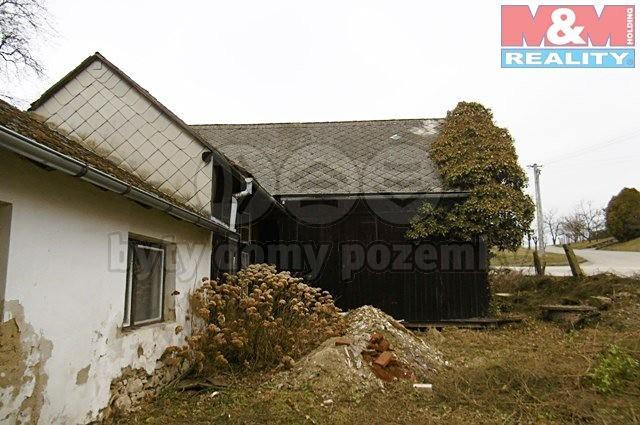 Elektrické rozvody v mědi. Na pozemku vlastní kopaná studna.