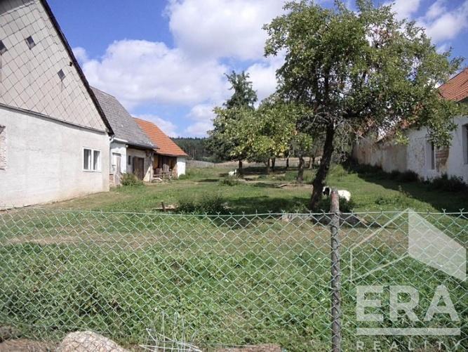 výškou 1,40 m) a navazující hospodářskou částí. Voda je do stavby napojena z kopané studny.