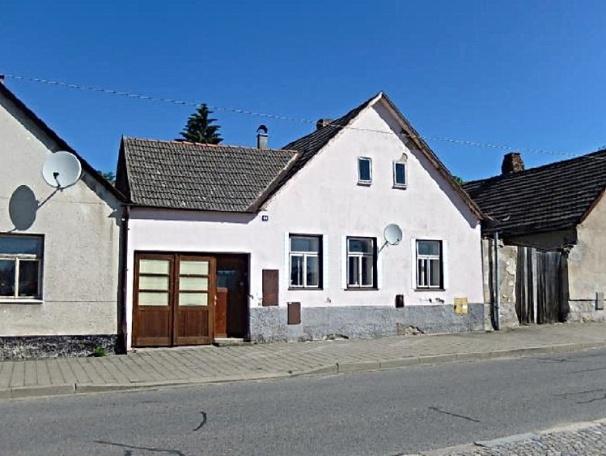 Záznam o prodeji srovnávané nemovitosti č. 3 1. Identifikace Prodej, Rodinný dům, 85 m 2, Studenská, Strmilov Celková cena: 750.000 Kč Adresa: Studenská, Strmilov, okres 2.