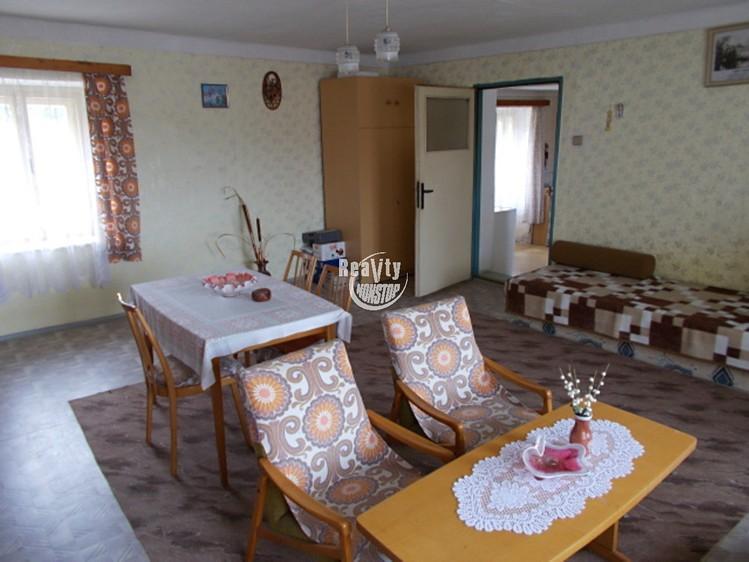 Jedná se o částečně podsklepený přízemní rodinný dům, který se prodává včetně zařízení.