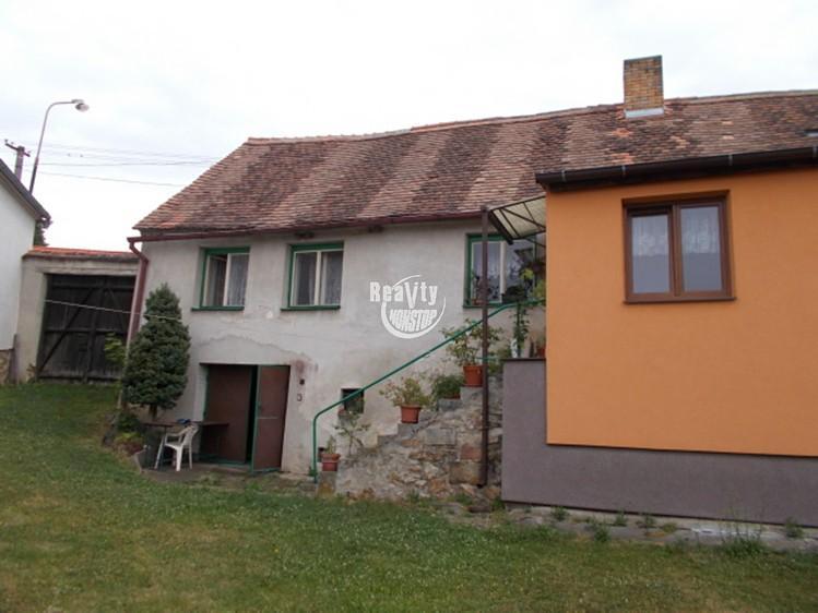Dům je napojen na obecní vodovod. Odpady jsou řešeny odpadní jímkou.