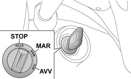 SEZNÁMENÍ S VOZIDLEM 51 SPÍNACÍ SKŘÍŇKA ZAPALOVÁNÍ Klíček má tři polohy obr. 19: STOP: motor je vypnutý, klíček lze vytáhnout, řízení je zamknuté. Mohou fungovat některá elektrická zařízení (např.