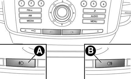 SEZNÁMENÍ S VOZIDLEM 79 PŘEDNÍ MLHOVÁ SVĚTLA obr. 42 (u příslušné verze vozidla) Přední světla do mlhy se zapnou stiskem tlačítka A. Při zapnutí se na přístrojové desce rozsvítí kontrolka 5.