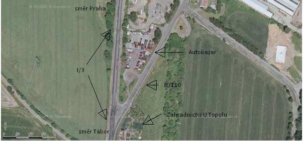 Lidé navštěvující zahrádkářství ne zřídka zavítají i do autobazaru na protější straně pozemní komunikace. To platí i naopak, lidé parkující u autobazaru zavítají do zahradnictví U Topolu.