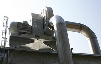 Průběžně je tlakem vzduchu, který produkuje malý ventilátor ofoukáván a čištěn.