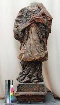 Komentované příklady restaurování a rekonstrukce polychromie na kamenných podložkách Obr. 5a, b, c: Sv. Jan Nepomucký z České Kamenice. Vlevo: torzo originální sochy, stav před restaurováním.