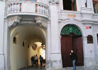 pemrlování) očistili všechny kamenné prvky (portály, sokly) a při rekonstrukci v roce 1995 další restaurátoři tmavohnědě dotónovali rekonstruované a nově provedené kamenné prvky balustrády balkonu.