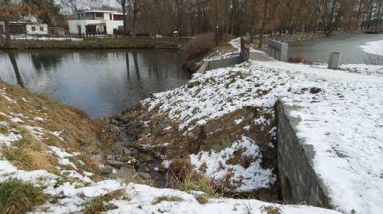 16 - Detailní pohled na porušenou rovnaninu pod výtokem z obtoku do zátopy Malé Vodice.