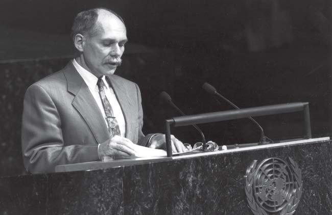 Autor článku pri projevu na Valném shromáždění OSN, 2001. Foto: archív autora 176 toví představitelé (reprezentovaní na konferenci svými zástupci) dohadují o předpokládaných výsledcích.