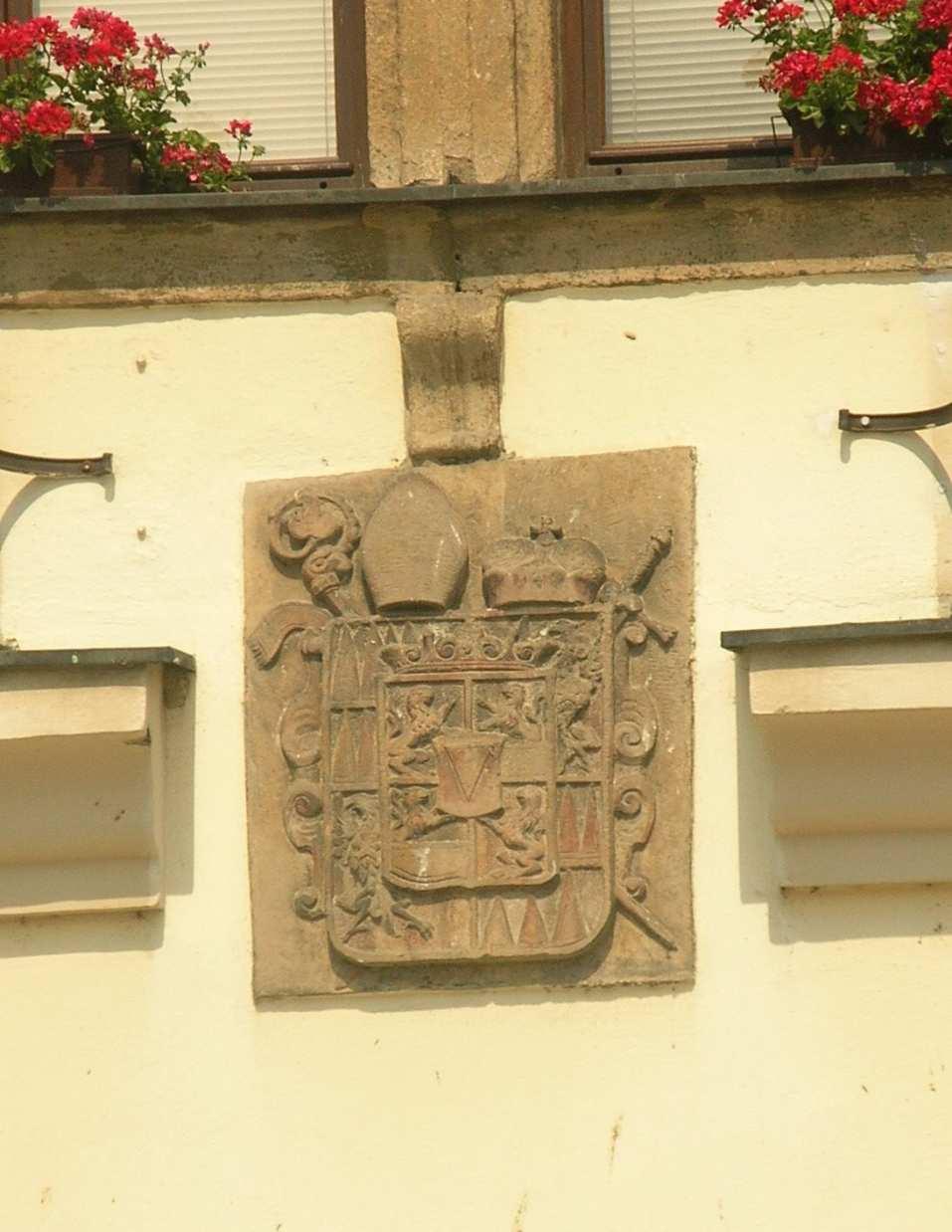 Obr. 83 Znaková deska biskupa Liechtenstein-Castelcorna, Velké náměstí v Kroměříži Obr.