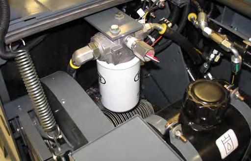 Každých 2400 hodin provozu sítko vyměňte. Filtr hydraulické kapaliny je umístěn před hydraulickou nádrží.