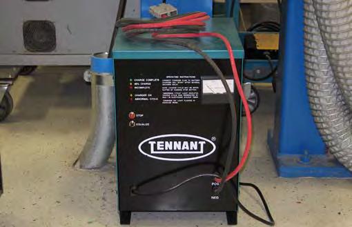 ÚDRŽBA 7. Nabíječka Tennant začne nabíjet automaticky. Po úplném nabití akumulátorů se nabíječka Tennant automaticky vypne. 9. Znovu připojte konektor akumulátorů ke konektoru zařízení.