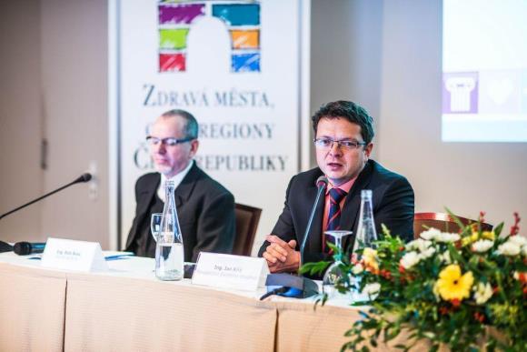 Zahajovací blok konference zakončil ředitel asociace Petr Švec, který ve své prezentaci představil aktivity Národní sítě Zdravých měst.