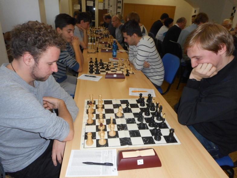 Pouze první deska Dominik Hrůza s velkým štěstím udržel věčným šachem remízu d Františkem Růžičkou.Loko E Jezdci Jundrov C 2,5 : 5,5.