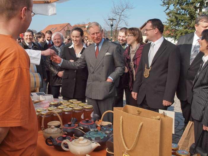 regionální značky. Prince Charles si s každým z držitelů podal ruku a vyměnil pár slov.