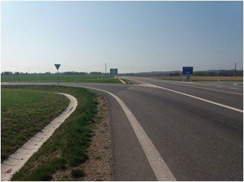 potřebují na této mimoúrovňové křižovatce odbočit, anebo se zařadit mezi vozidla na obchvatné komunikaci, jsou nad míru spokojeni s její bezpečností.