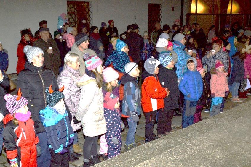 pozval děti s rodiči a prarodiči na