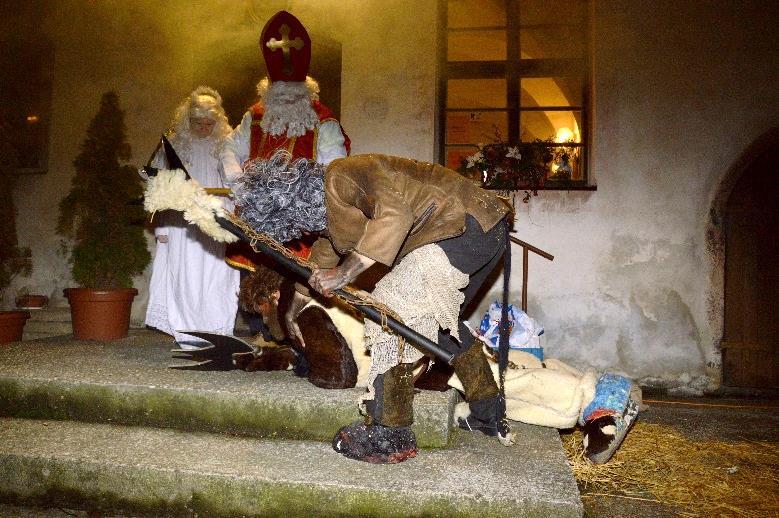 dětí. Svým pokřikem přivolaly ze zámku