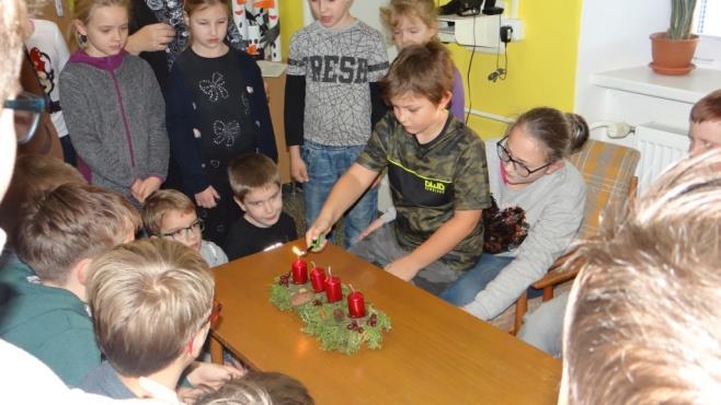 prosince 2018 si naší žáci a děti z mateřské školy zazpívali koledy před zámkem v Litultovicích.