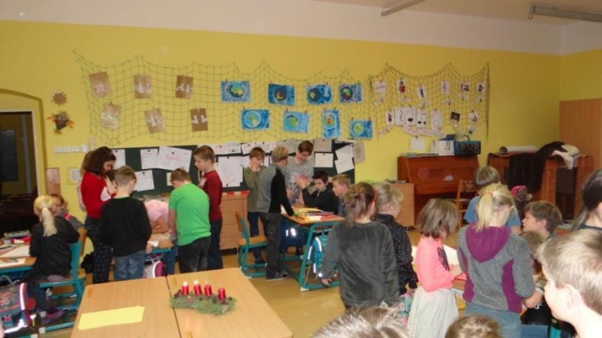 Poté všichni zúčastnění odpočítáním pomohli k rozsvěcení vánočního stromu městyse Litultovice. Děkujeme všem žákům za účast a krásné vystoupení na úvod adventního času.
