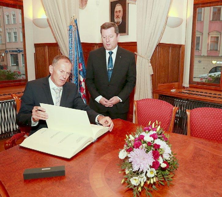 řad blízkých osob bylo času přece jen méně. Přitom se jedná o lidi, kteří jsou nezřídka v těžkém postavení a naši pomoc především v podobě psychické podpory potřebují.