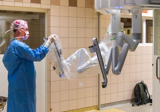 Jejich pacienti přitom nepocházejí jen z nejbližšího okolí, ale také třeba ze Slovenska či Polska. Nemocnice má nyní k dispozici nejnovější generaci amerického robotického systému Da Vinci Xi.
