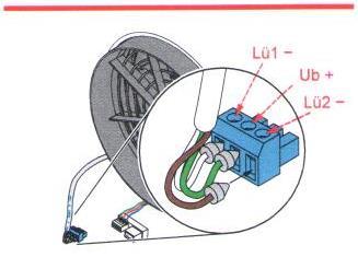 třížilový kabel vedoucí k regulátoru zakraťte na potřebnou délku (síla zdi + 300 mm). vyjměte zelenou svorku z konektoru. otočte ji šroubky směrem vzhůru.