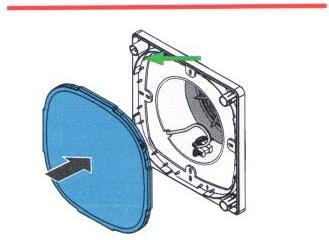 dbejte na to, aby byl filtrační kroužek dobře upevněn mezi fixačními trny (zelená šipka) a vnitřní hranou spodního dílu vnitřního krytu.