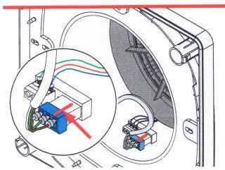 dbejte na to, aby byla úchytka na usměrňovači umístěna směrem dovnitř. dbejte na to, aby byly oba kabely umístěné směrem dovnitř.