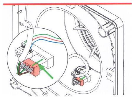 Krok 2: nasaďte inventron z vnitřní strany do stavební průchodky tak, aby byl konektor ventilátoru umístěný směrem dovnitř. dbejte na to, aby byla úchytka na usměrňovači umístěna směrem dovnitř.