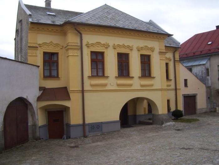 Uprostřed náměstí stávala kamenná kašna, která byla surově odstraněna v polovině 20. století. Ţidovské město zaţilo mnoho velkých poţárů, při nichţ vţdy shořely všechny domy. [www.kzhp.