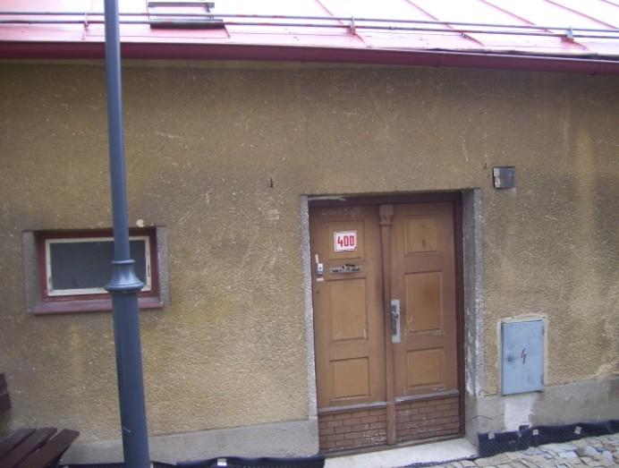 Z původního gotického vzhledu se zachovala protáhlá okna s lomeným obloukem a fragment nejstarší výmalby odkrytý při rekonstrukci v roce 1998. V 18.