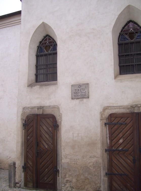 Stavba začala chátrat. Chystané demolici se ale díky změně reţimu podařilo zabránit. Klub Za historickou Polnou inicioval záchranu synagogy.