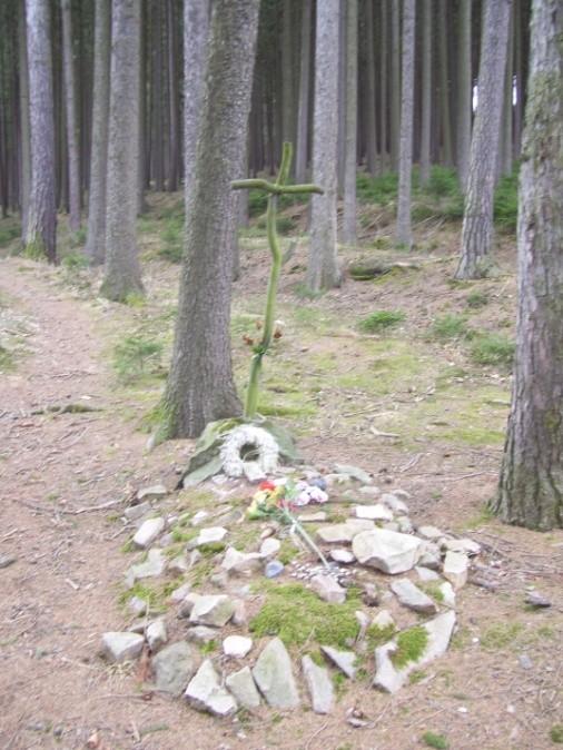 Místo tragické události nám připomíná pamětní cedule.