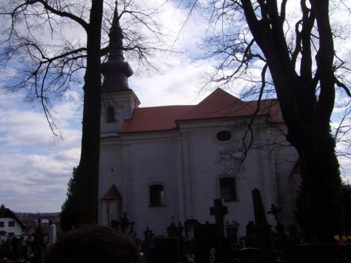 zastávka je v centru u významné místní památky.