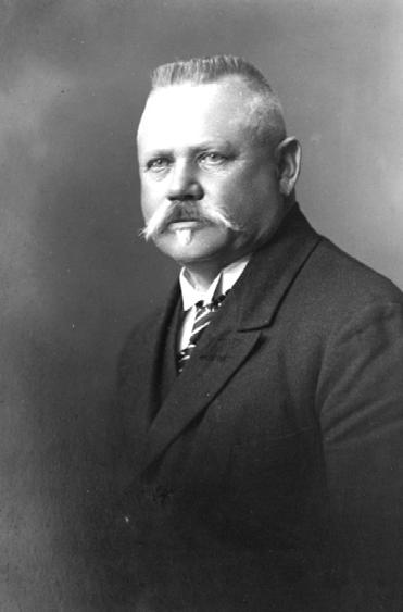 Mudr. Jan Zapletal narodil se 16. června ve Věžkách u Kroměříže. Vystudoval německé piaristické gymnázium v Kroměříži, pak lékařskou fakultu Karlovy univerzity v Praze, kde 17. června 1891 promoval.