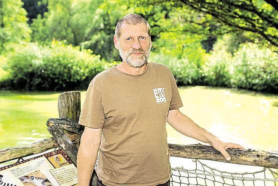 Náš kraj 1. září 2017 15 Vzoo si zmláďat nemůžeme dělat mazlíky, říká zoolog Velbloudi, lemuři, supi, antilopy, hyeny adalší zvířata mají nyní ve zlínské zoo mláďata.