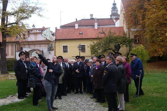které se kadoroènì poøádá nìjaký hodnotný program, jsou pohotìni a pøedstavitelé kraje a okresù se jim vìnují tak, aby na tento den s radostí vzpomínali a byli ujitìni, e skonèením jejich aktivní