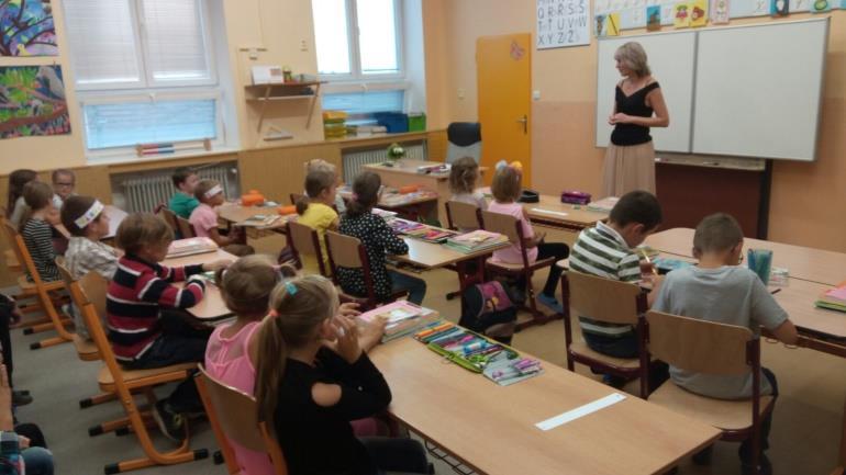 KRONIKA ZÁŘÍ, ŘÍJEN 2018 3. ZÁŘÍ PRVNÍ ŠKOLNÍ DEN V pondělí 3. 9. 2018 po skončení slunných prázdnin se znovu otevřely dveře Základní školy v Nemojanech.