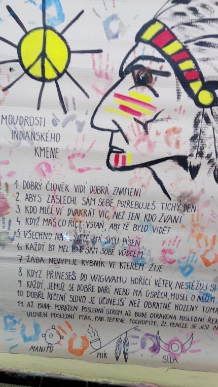 otiskem své dlaně stvrdily dodržování jeho pravidel.