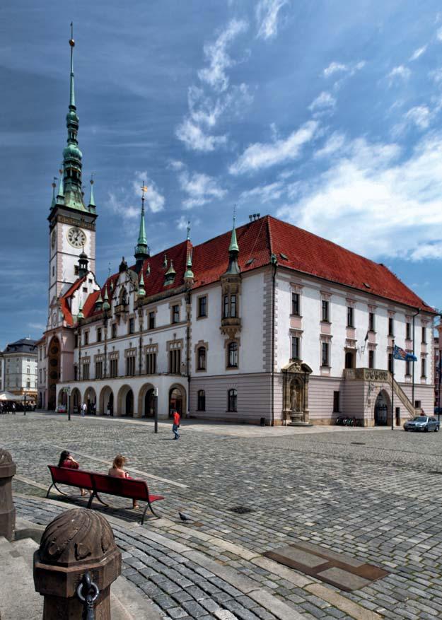 Olomouc do kapsy naše město 10 Symbol města Znak města Olomouce tvoří v modrém poli stříbrno-červeně šachovaná moravská orlice se zlatou korunkou a zbrojí a s červeným