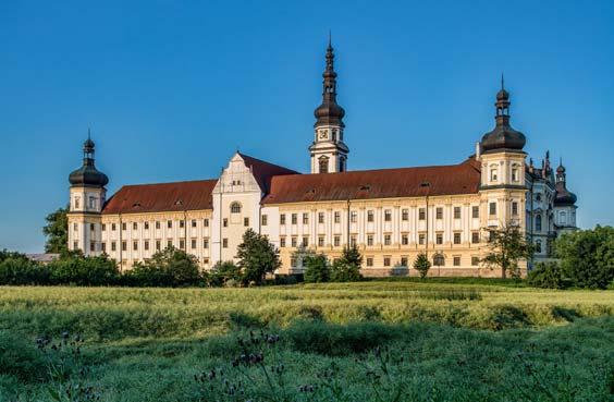 Olomouc do kapsy památky 34 a Jiří Antonín Heinz. Po zrušení kláštera zde krátce byl kněžský seminář, od roku 1802 slouží objekt jako vojenská nemocnice. Sušilovo nám 5 tel.