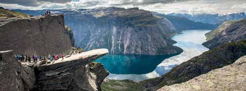 na Trolltungu vyžaduje celodenní úsilí a dosahuje úrovně černé botičky. Norsko čerstvý vzduch, krásná příroda a výhledy na hory, fjordy, lesy a jezera.
