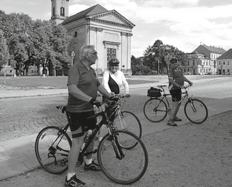 zvolněte a objeďte cyklistu v bezpečné vzdálenosti. Pro vás, muži i ženy za volantem, je to jen pár vteřin zdržení. Těch pár vteřin může mít pro nás, cyklisty, cenu zdraví i života.